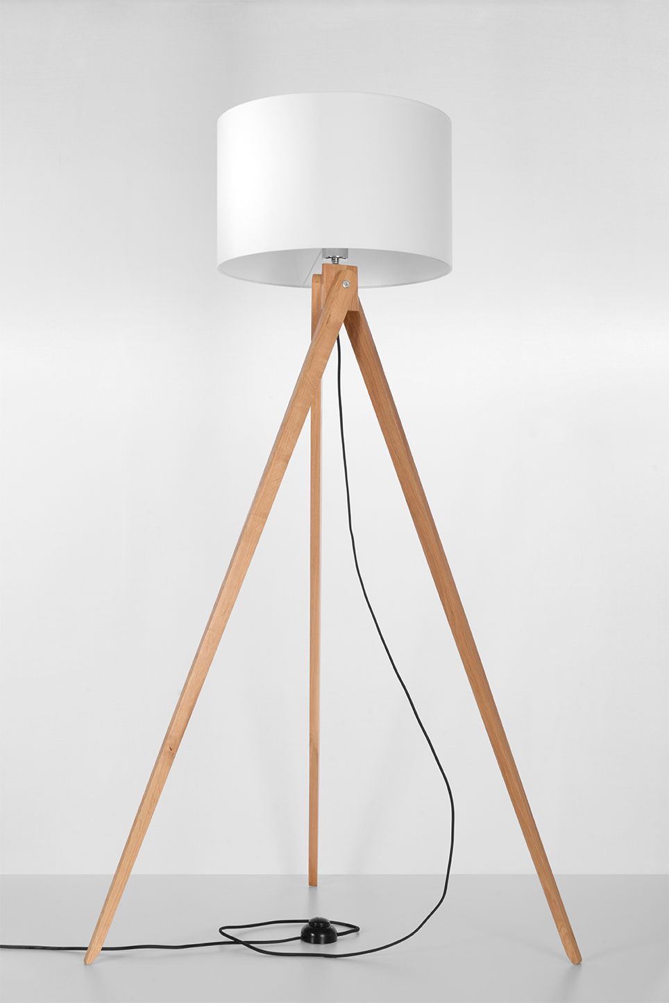 Stehlampe Dreibein 140 cm Fußschalter Stoff Holz