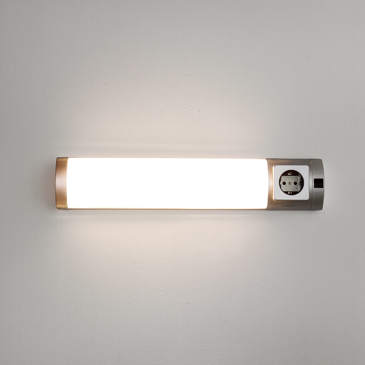 LED Wandleuchte mit Steckdose und Schalter Bad Küche