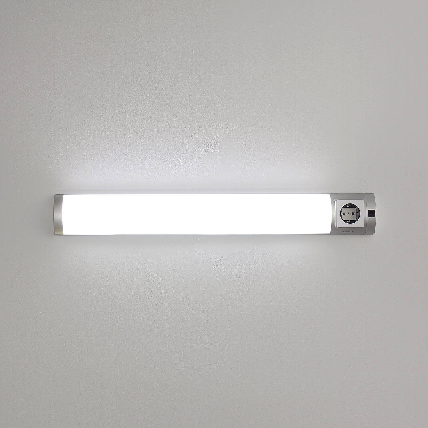 LED Unterbaulampe mit Steckdose 67cm Küche