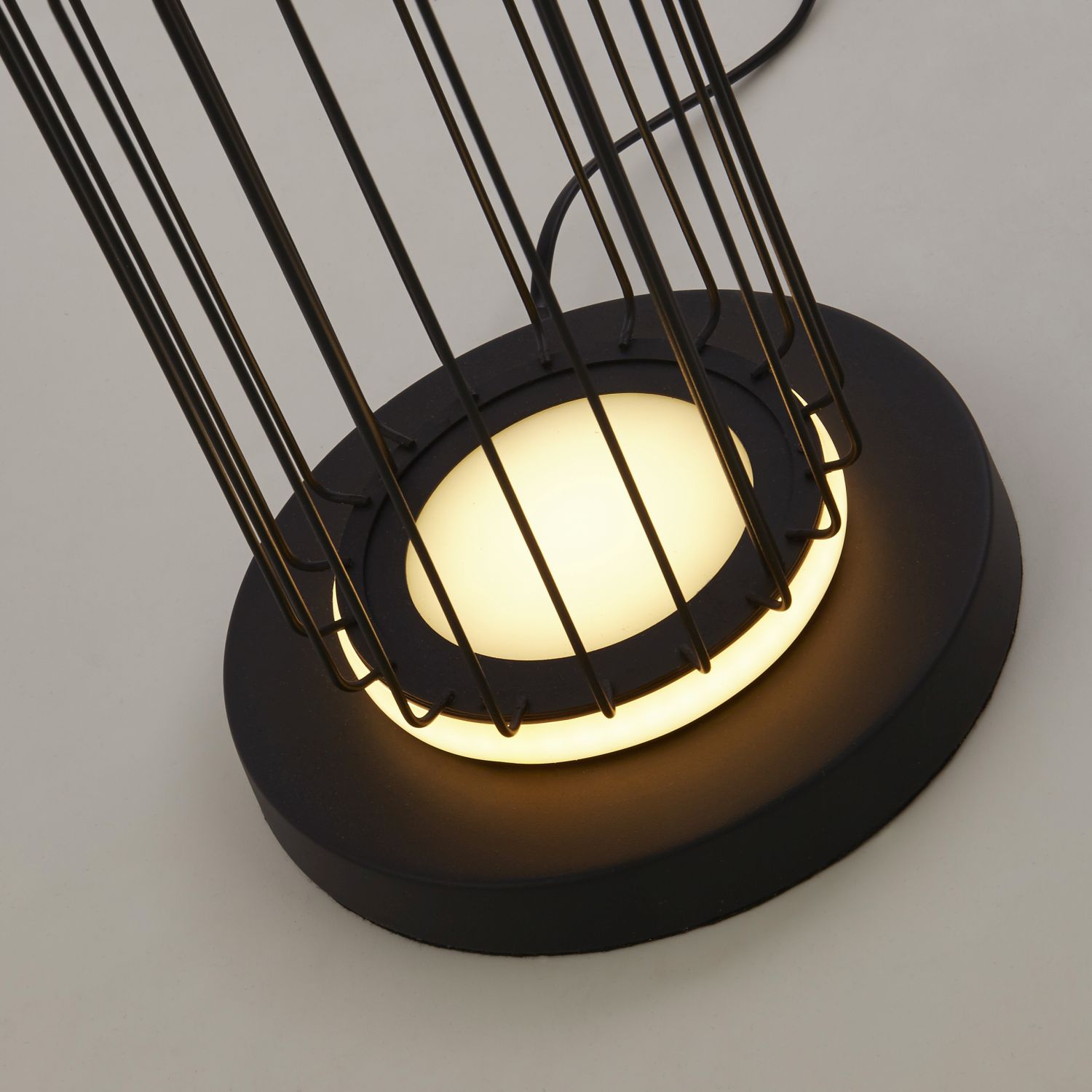 Niedrige Stehlampe LED 117 cm Schwarz Weiß rund