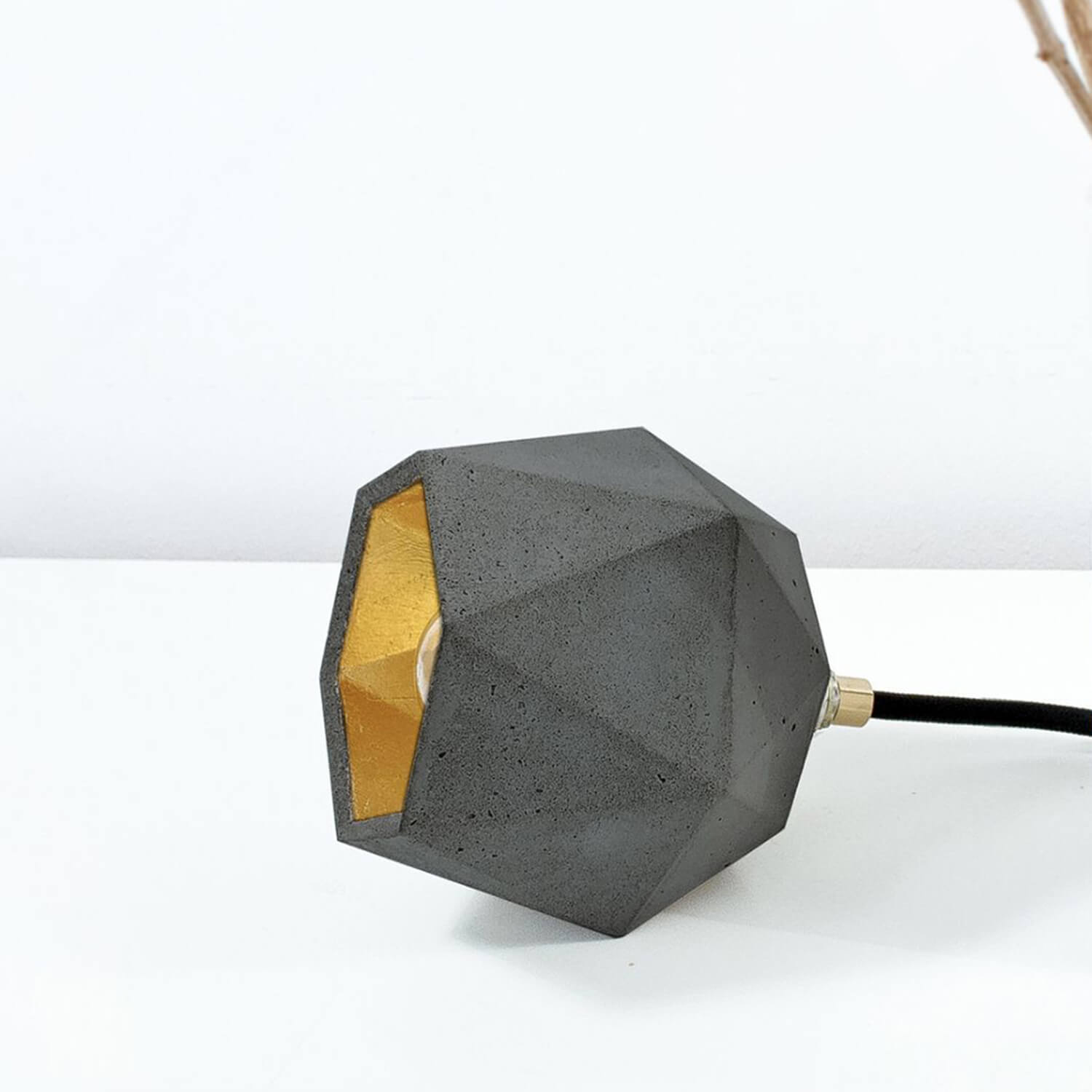 Design Tischlampe ELOI Beton Gold H:12cm liegend